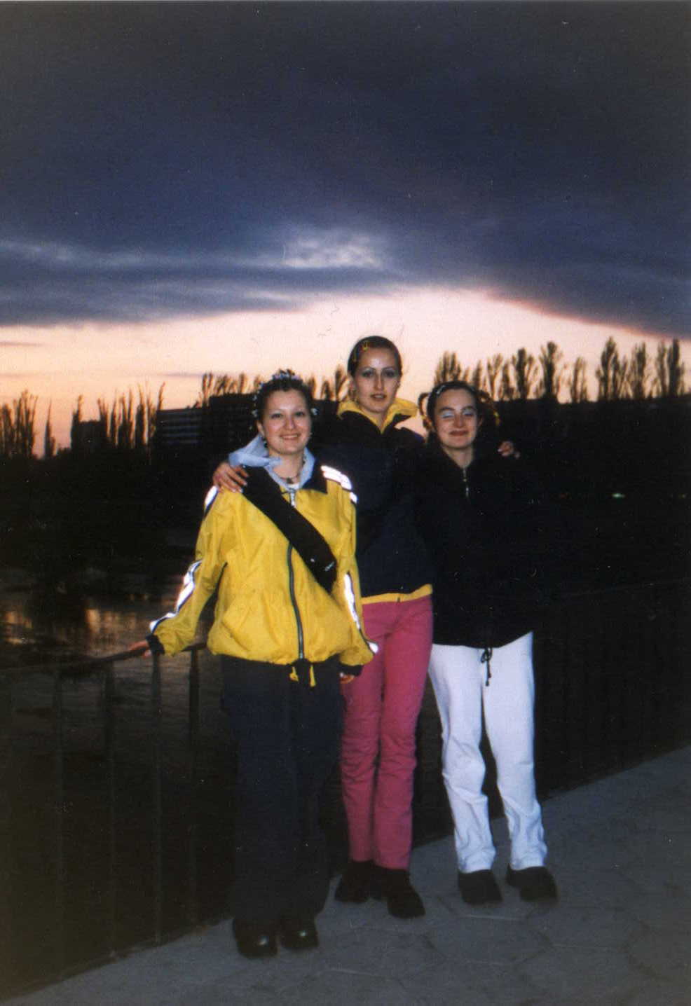 :-) THREE LITTLE RAVE GIRLS :-) 7.april.2000