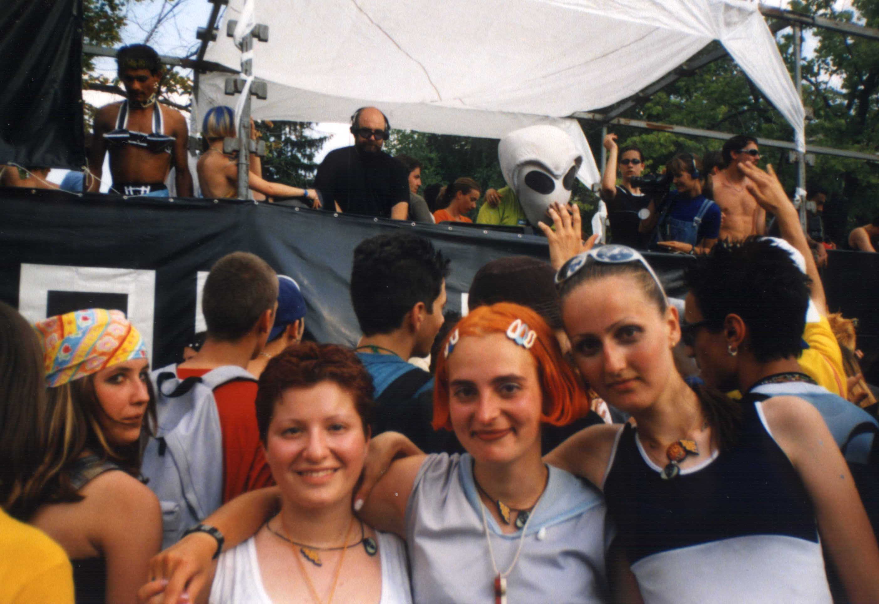 :-) THREE LITTLE RAVE GIRLS (STREET PARADE 2000) :-) 2.july.2000