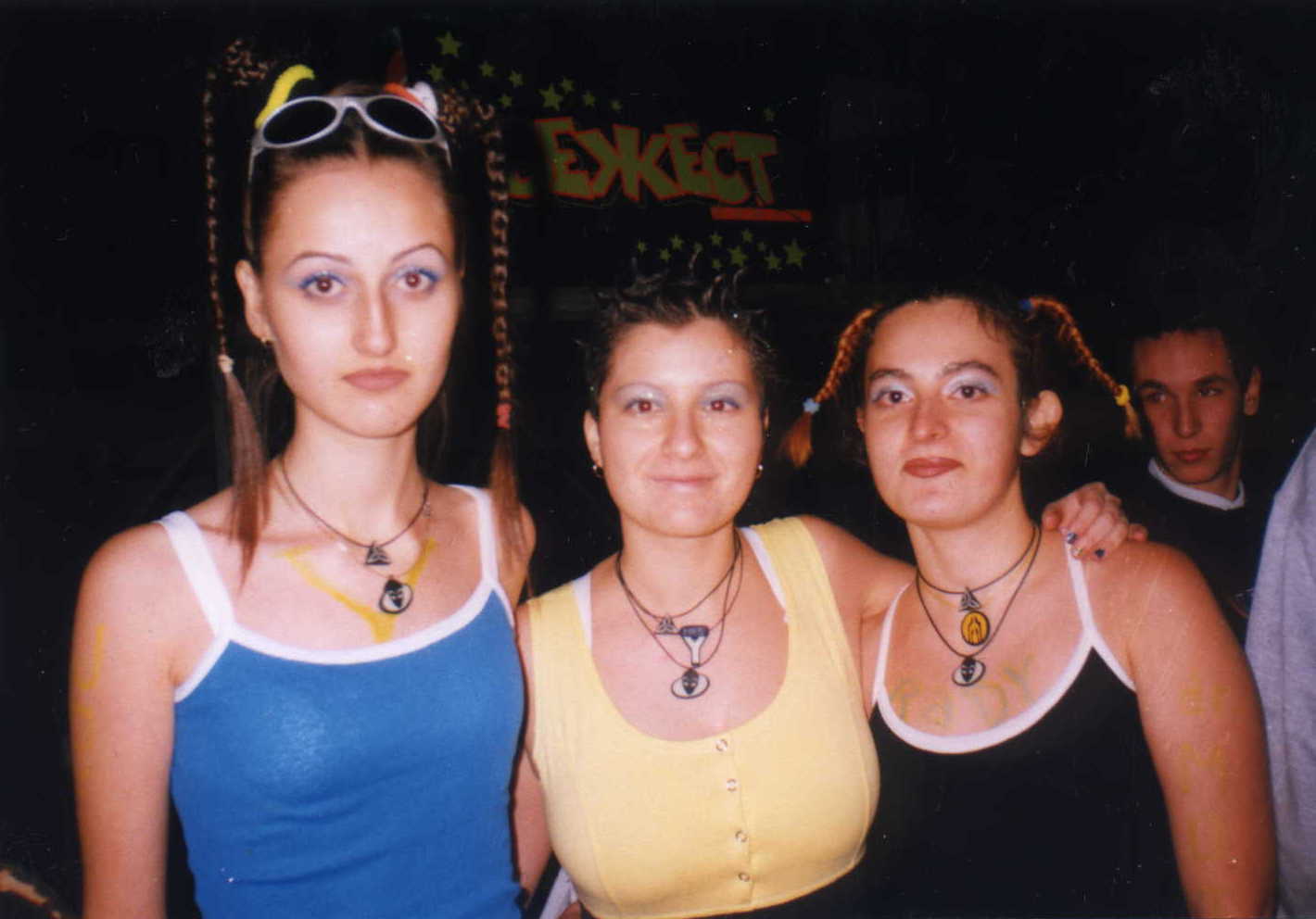 :-) THREE LITTLE RAVE GIRLS :-) 8.december.1999