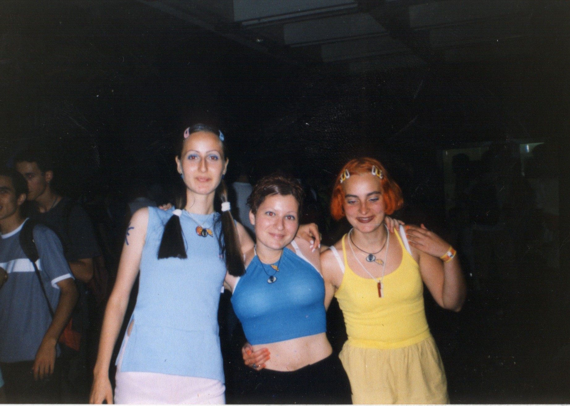 :-) THREE LITTLE RAVE GIRLS :-) 1.july.2000