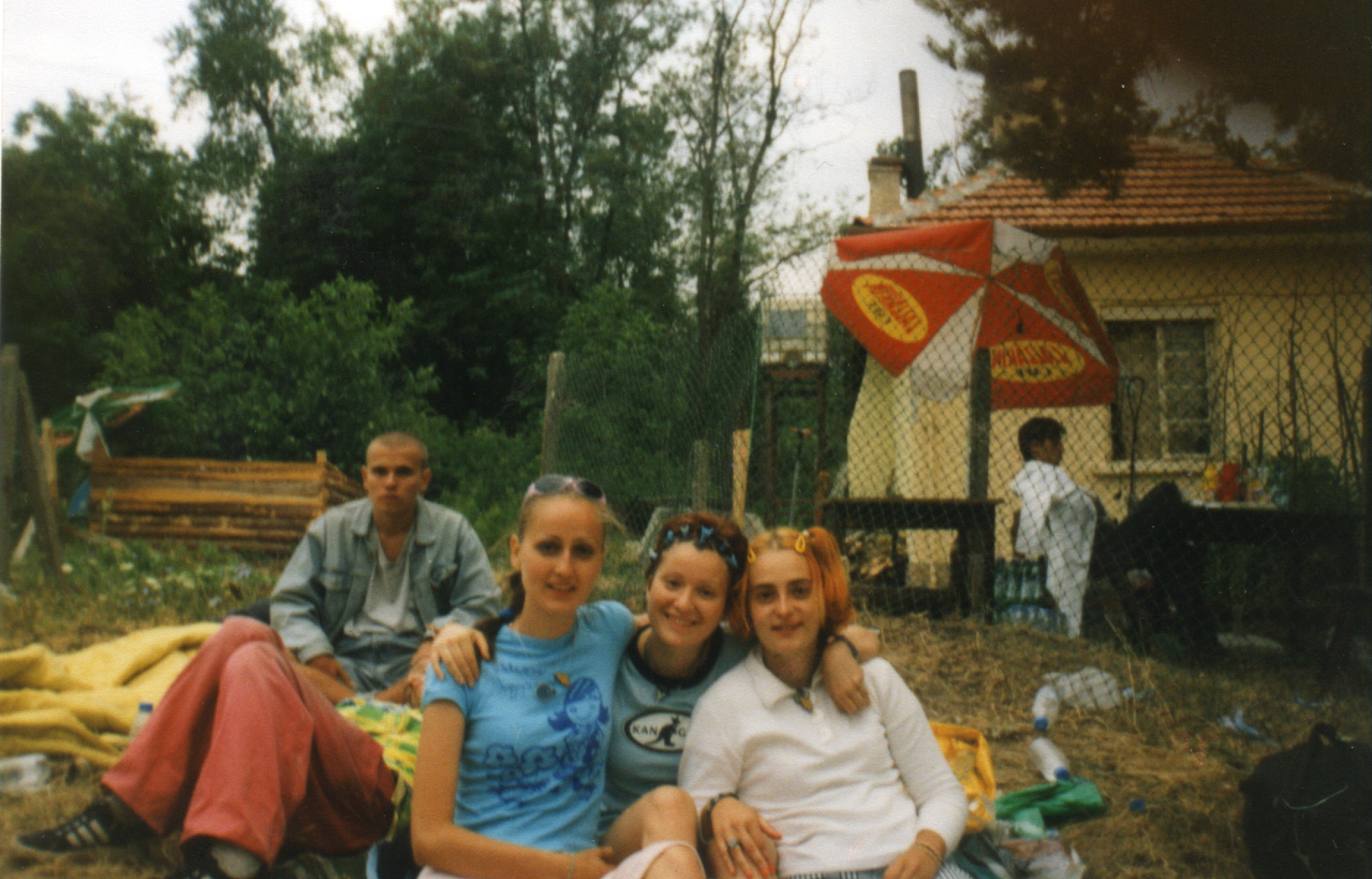 :-) THREE LITTLE RAVE GIRLS :-) 30.july.2000